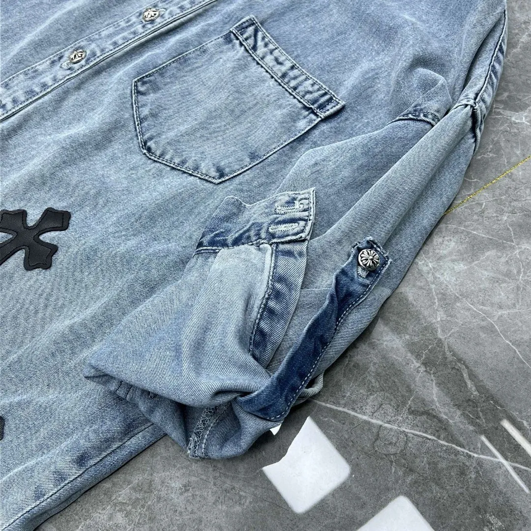 P356 Chrome Hearts🍁Spring shirt series🍁 Good to see and explosive series💥 Classic embroidered leather denim Exclusive custom weaving and dyeing 100% pure cotton high weight denim fabric High-tech washing! Heavy enzyme stone rinse! Original hardware mold opening! ⭐Special version original slit design ⭐Patchwork craftsmanship ➕Patchwork design ⭐The whole body has 25 pieces of heavy-duty patchwork leather. This season’s universal denim shirt can be sweet or salty❤️ Suitable for all kinds of outfits, can be worn in all seasons, short or long sleeves 🌈Recommended color: Custom washed denim blue 🌈Code numbers: S, M, L, XL